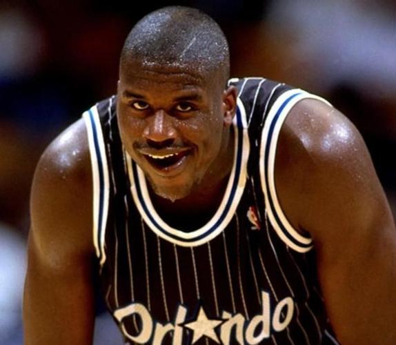 湖人浓眉哥篮下统治力助球队获胜（浓眉禁区统治，助湖人取胜）