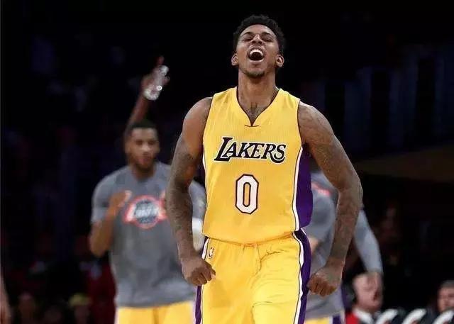 尽力了！小大卫·杜克13中8空砍赛季新高21分（拼尽全力！小大卫·杜克13投8中轰下赛季新高21分仍难挽败局）