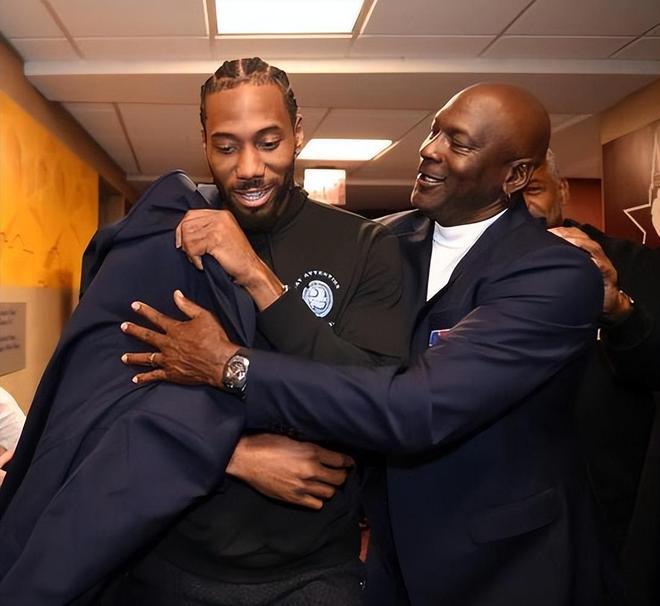 英超半场：哈兰德闪击，赖因德斯建功，曼城2-0西汉姆联（英超半场战报：哈兰德先拔头筹，赖因德斯再下一城，曼城2-0领先西汉姆联）