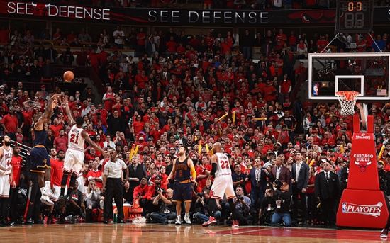 湖人年终大战惨败火箭众生相：詹姆斯直接离场 阿杜开心接受采访（湖人年终战不敌火箭：詹姆斯匆匆离场，阿杜笑着接受采访）