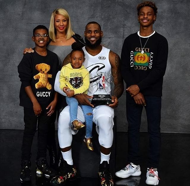 曼联英超15轮4-1胜狼队，近3轮不败，B费2射1传，助球队冲至第六，有望重返欧冠区。（英超第15轮，曼联4-1击退狼队，近三轮不败；B费2球1助助红魔升至第六，剑指欧冠区）