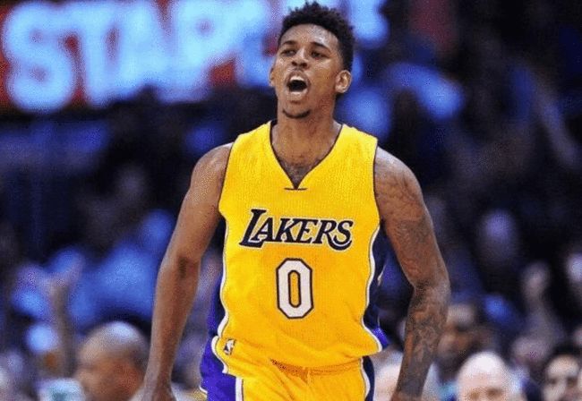 每体：拉菲尼亚对身边人表态，不拿到欧冠就不离开巴萨（每体：拉菲尼亚告知身边人，未夺欧冠前不考虑离开巴萨）