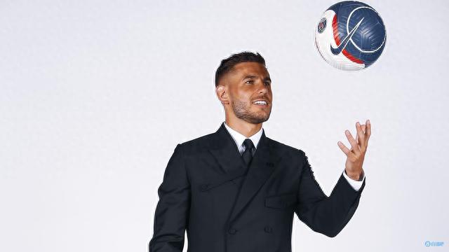 前锋头球破门，头球能力被放大关注（前锋头槌建功，制空能力成焦点）